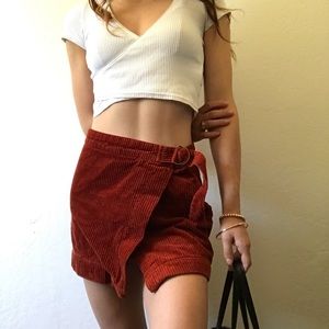 Cute small skirt! 🧡